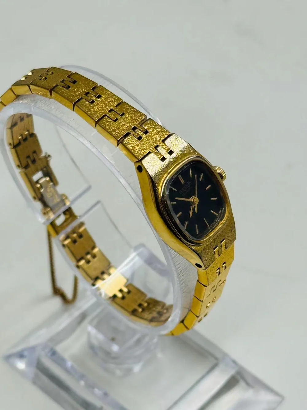 Vintage Seiko Quartz Ladies Gold Tone Black Dial Watch Runs New Battery
